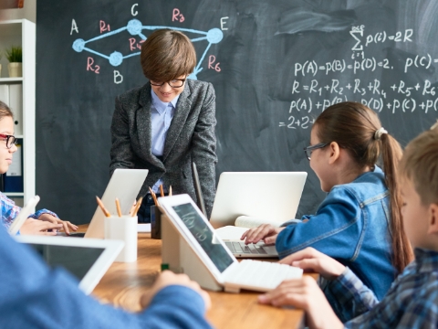 パソコンを使った授業を受けている生徒と先生