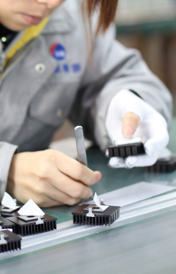 精密機械の部品をチェックしている人