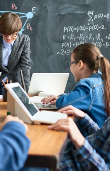 パソコンを使った授業を受けている生徒と先生